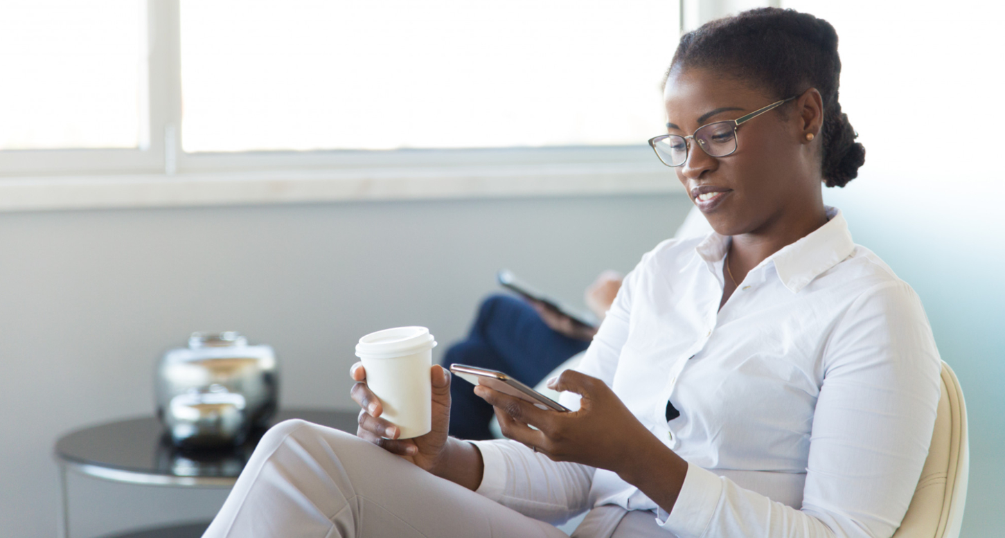 Le Voyageur d'Affaires Satisfait 